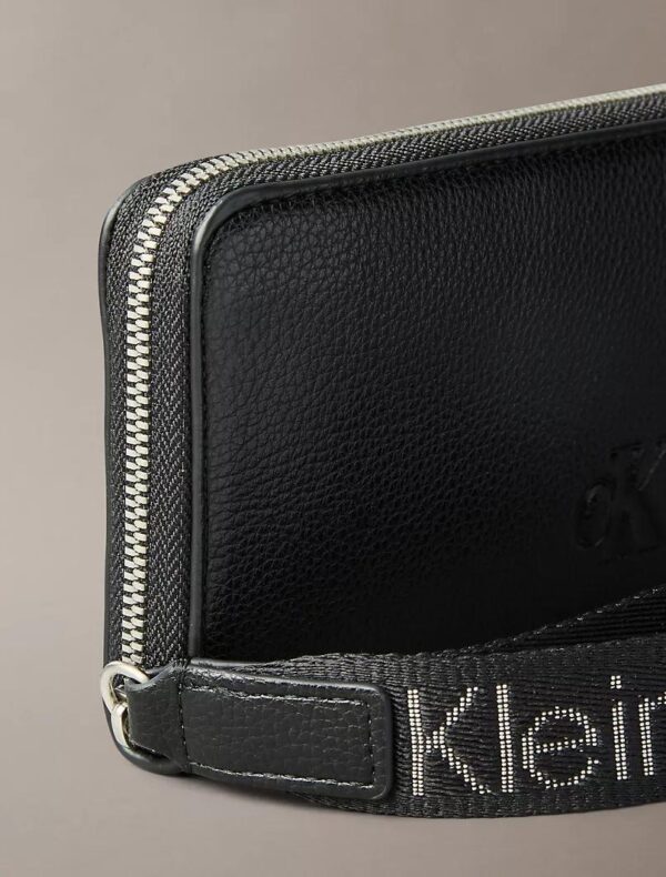 CALVIN KLEIN ULTRALIGHT LARGE WALLET WITH WRISTLET IN BLACK